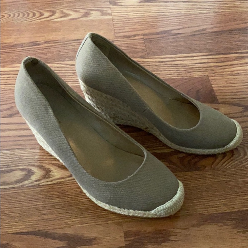 Ann Taylor wedges size 8